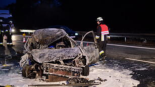 Autofahrer schie&szlig;t in Heck von Lastwagen: Unfallwagen f&auml;ngt sofort Feuer