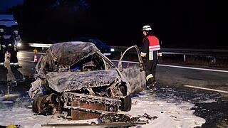 Autofahrer schießt in Heck von Lastwagen: Unfallwagen fängt sofort Feuer Autofahrer schießt in Heck von Lastwagen: Unfallwagen fängt sofort Feuer