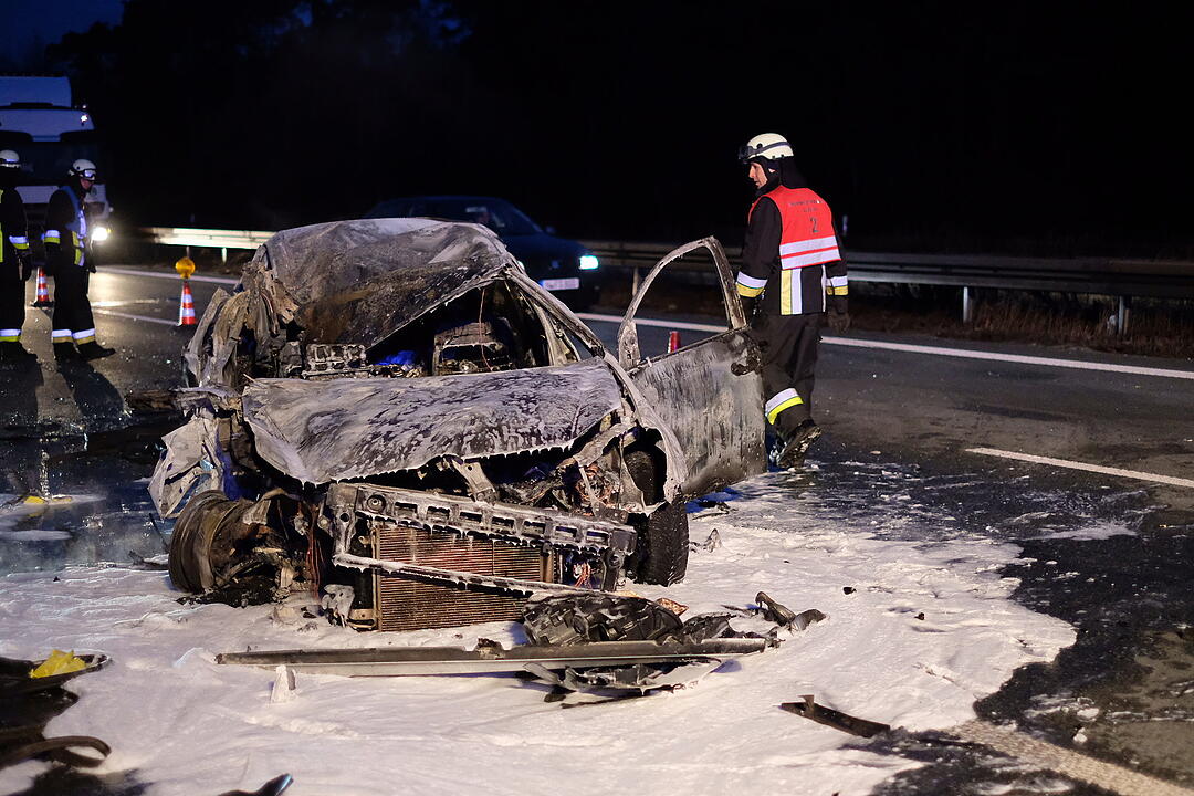 Autofahrer schießt in Heck von Lastwagen: Unfallwagen fängt sofort Feuer