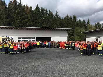 Imposantes Gruppenbild der Helferinnen und Helfer mit  Einsatzleiter Matthias Strott, Frank Reith, Leiter des Fachdienstes Gefahrenabwehr, Kreisbrandinspektor Adrian Vogler, Landrat Bernd Woide und 1. Kreisbeigeordneten Frederik Schmitt.  Foto: Leoni Rehnert