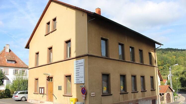 Die alte Schule gegenüber der Kirche wird in diesem Jahr nicht saniert. Foto: Julia Raab