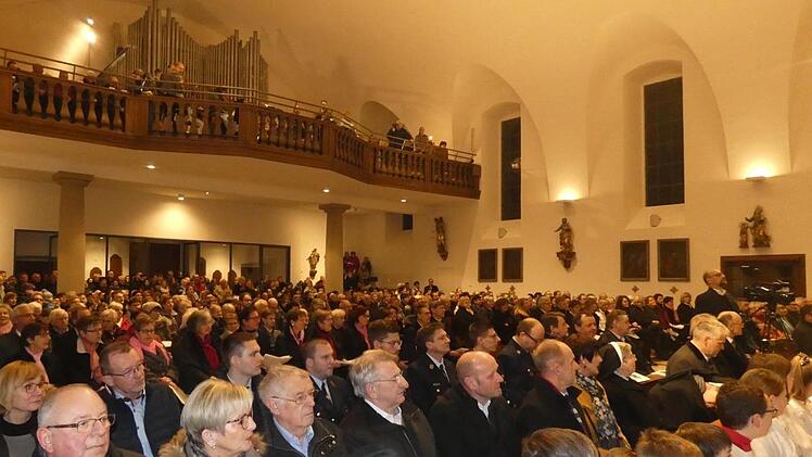 Über 400 Gläubige feierten die Wiedereröffnung.