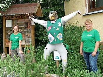 Die Vogelscheuche "Willi Wühlmaus" bewacht das Naschbeet des Vereins für Gartenbau und Landespflege Neuensee, erklären die Vorsitzende Cornelia Hofmann (links) und die Jugendleiterin Sonja Warmuth. Foto: Corinna Tübel