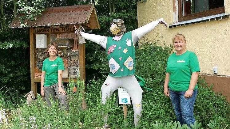 Die Vogelscheuche "Willi Wühlmaus" bewacht das Naschbeet des Vereins für Gartenbau und Landespflege Neuensee, erklären die Vorsitzende Cornelia Hofmann (links) und die Jugendleiterin Sonja Warmuth. Foto: Corinna Tübel