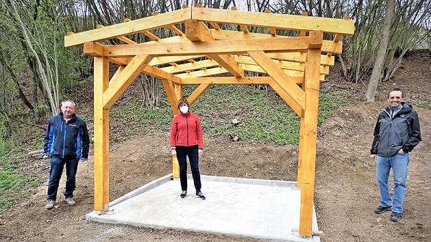 Unser Bild zeigt (von links) Klaus Rohleder, Bürgermeisterin Anita Sack und Zweiten Bürgermeister Heinz Mösch.