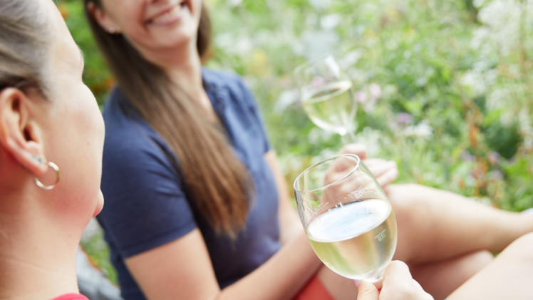Was gibt es schöneres als durch malerische Landschaft zu schlendern und sich zwischendurch ein Glas Wein zu gönnen? Foto: VGN | Andrea Gaspar-Klein