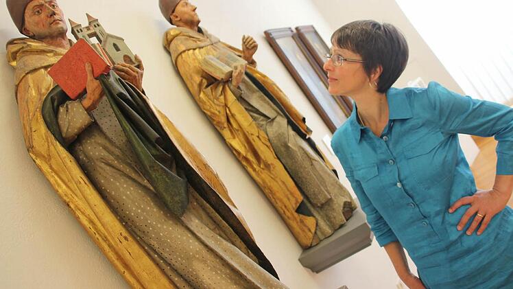 Kerstin Löw vor dem Heiligen Abt, ihrem Lieblingsstück in der Fränkischen Galerie Foto: Sabine Herteux