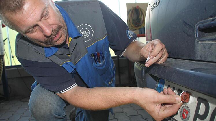 ... und klebt die neue auf, die zwei Jahre gültig ist.