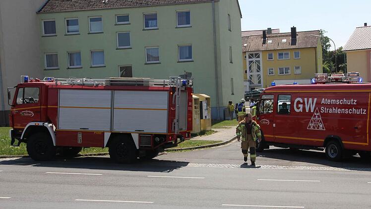 Zahlreiche Einsatzkräfte waren in die Karl-Link-Straße in Zeil gerufen worden.  Foto: Klaus Schmitt