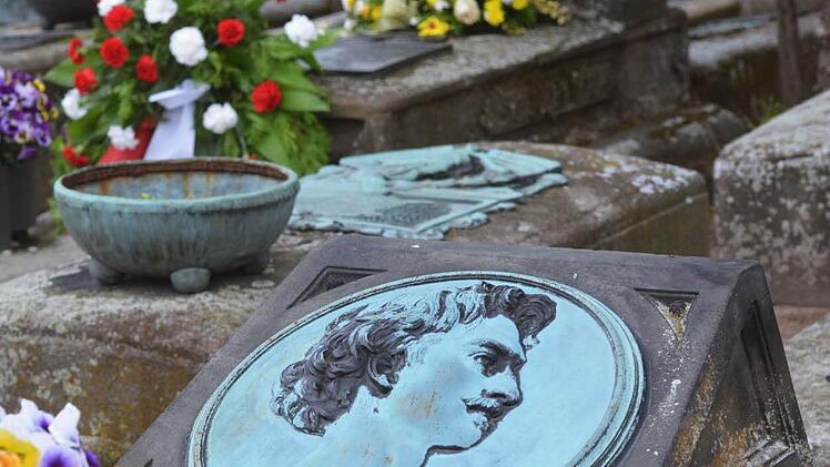 Letzte Ruhestätte in bester Gesellschaft: vorn Anselm Feuerbach, dahinter Albrecht Dürer.