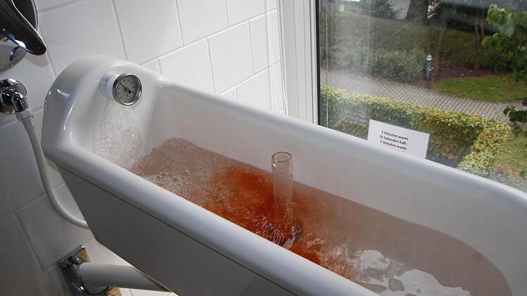 Zusätze verstärken die Wirksamkeit von Wechselbädern. Foto: Ulrike Müller