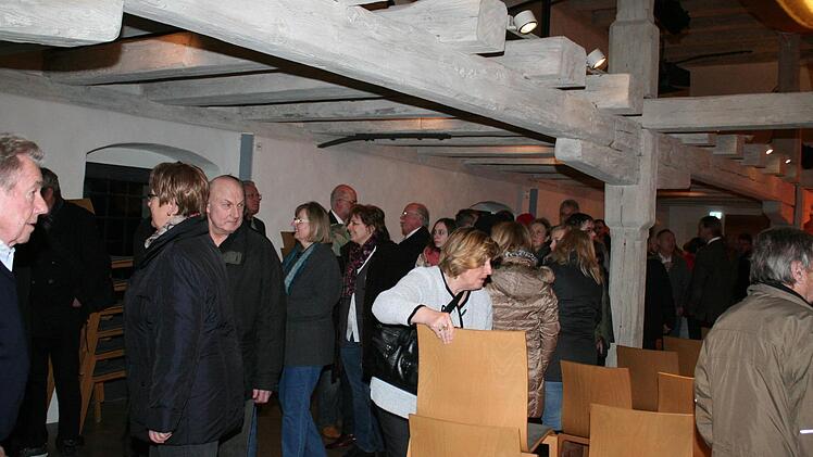 Die Schlüsselfelder konnten es kaum erwarten, das Ergebnis der Sanierung in Augenschein zu nehmen. Foto: Evi Seeger