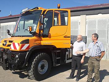 Einen neuen Unimog hat der Oerlenbacher Bauhof. Bürgermeister Franz Kuhn übergab das Fahrzeug an Bauhofleiter Michael Schmitt (rechts). Das alte war bereits 20 Jahre alt und hatte ausgedient.  Foto: Stefan Geiger