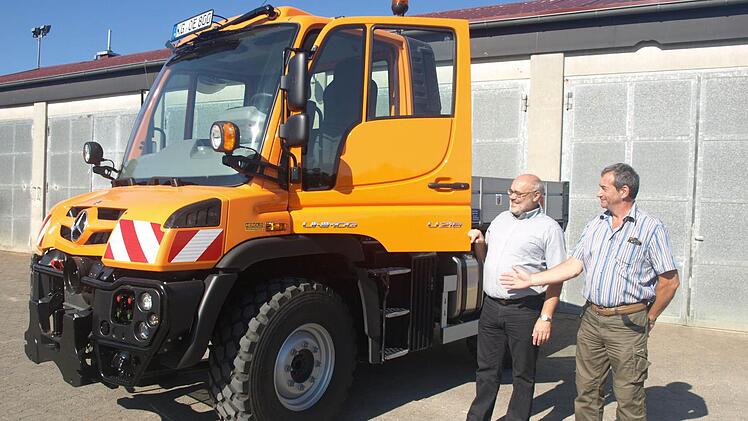 Einen neuen Unimog hat der Oerlenbacher Bauhof. Bürgermeister Franz Kuhn übergab das Fahrzeug an Bauhofleiter Michael Schmitt (rechts). Das alte war bereits 20 Jahre alt und hatte ausgedient.  Foto: Stefan Geiger