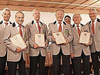 Die Geehrten mit ihren Urkunden (v.l.): Vorsitzender Franz-Josef Frank, Oswald Mauser, Josef Kraus, Dieter Kieke, Claudia Fabry, Fridolin Lang und Zweiter Vorsitzender Günter Kraus Foto: privat