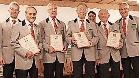 Die Geehrten mit ihren Urkunden (v.l.): Vorsitzender Franz-Josef Frank, Oswald Mauser, Josef Kraus, Dieter Kieke, Claudia Fabry, Fridolin Lang und Zweiter Vorsitzender Günter Kraus Foto: privat