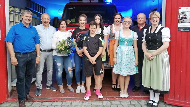 Beim Teichfest der Feuerwehr Nurn legten Jugendliche das Jugendflamme-Abzeichen ab. Mit im Bild (von links): Bürgermeister Gerhard Wunder, Udo Janke mit Frau Ela sowie Kommandant Jörg Greser (2. v. r.) und Jugendwartin Julia Greser (r.) Foto: Hans Franz