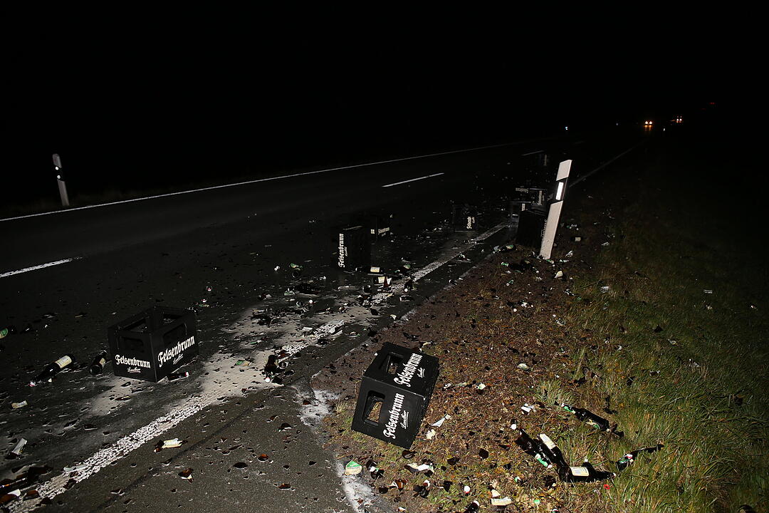Oberfranken: Bierlaster verliert Ladung auf B173