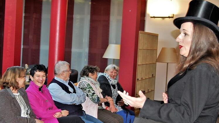 "Ach Jott, wat sind die Männer dumm": Sängerin Silvia Kirchhof aus Gerolzhofen sang spöttische Lieder aus den 1920er Jahren. Foto: Sigismund von Dobschütz