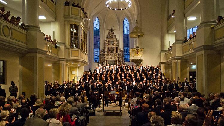 Eindrucksvolles Finale der Konzertsaison des Landestheaters. Die "Sea Symphony" von Ralph Vaughan Williams erklang in der Coburger Morizkirche, gestaltet von der Royal Choral Society und dem Chor und dem Philharmonischen Orchester des Landestheaters unter Leitung von Richard Cooke.Foto: Jochen Berger
