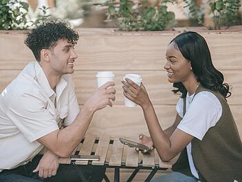 Das Blind Date kann eine toll Alternative sein zum herkömmlichen daten, verbirgt aber auch Risiken und schafft Unsicherheiten. Wir geben Hilfestellung, um das nächste Mal nicht ganz so blind in ein Date zu gehen.