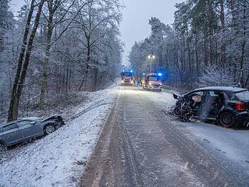 Pommersfelden: Schwerer Unfall auf glatter Fahrbahn - Feuerwehr muss Fahrzeug aufschneiden Pommersfelden: Schwerer Unfall auf glatter Fahrbahn - Feuerwehr muss Fahrzeug aufschneiden