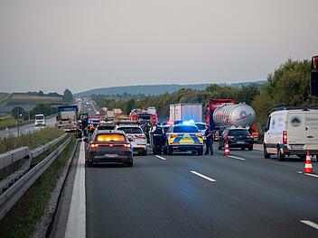 Lkw rauscht nach Reifenplatzer auf A9 im Kreis Roth in die Mittelleitplanke