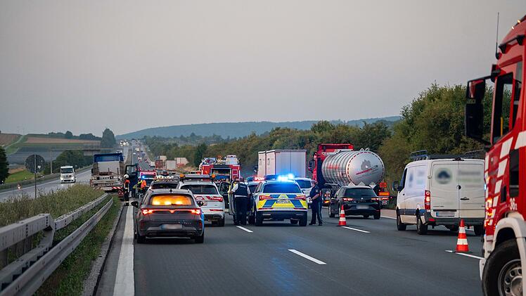 Lkw rauscht nach Reifenplatzer auf A9 im Kreis Roth in die Mittelleitplanke