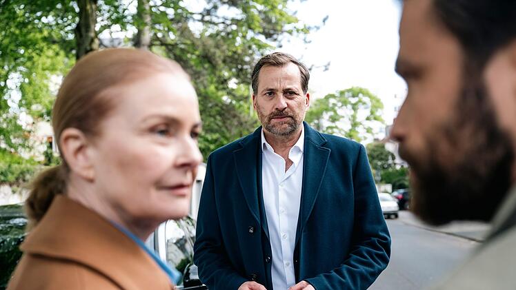 Anne Fuchs (Lina Wendel) und Youssef El Kilali (Karim Chérif, rechts) wollen herausfinden, wie der Leiter der Spionageabwehr des Bundesamtes für Verfassungsschutz, Manfred Backner (Christian Erdmann), in den Fall verwickelt ist.