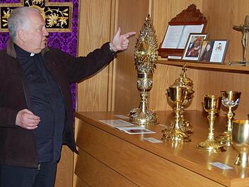 Pfarrer Karl Theodor Mauer baute wertvolle und geschichtsträchtige Kelche auf. Da staunten die Besucher Führung.  Foto: Günther Straub