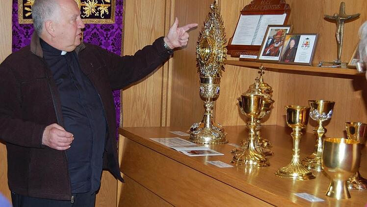 Pfarrer Karl Theodor Mauer baute wertvolle und geschichtsträchtige Kelche auf. Da staunten die Besucher Führung.  Foto: Günther Straub