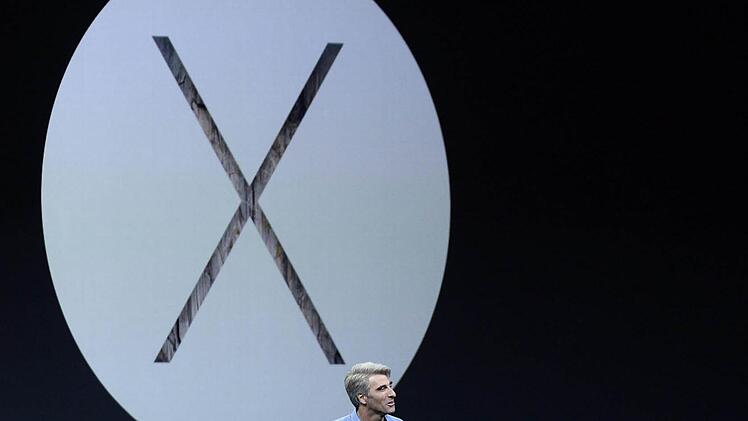 Software-Chef Craig Federighi vor dem Logo des neuen OSX Yosemite. Foto: John G. Mabanglo/dpa