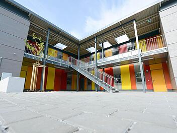 Asylbewerberunterkunft in Modulbauweise in Kriftel (Main-Taunus-Kreis, Hessen). Es wurde im August eröffnet. Hier leben 40 Menschen. Auch in Bayern gibt es laut Sozialministerium schon Asylbewerberunterkünfte in solchen Containern.  Foto: Arne Dedert/dpa