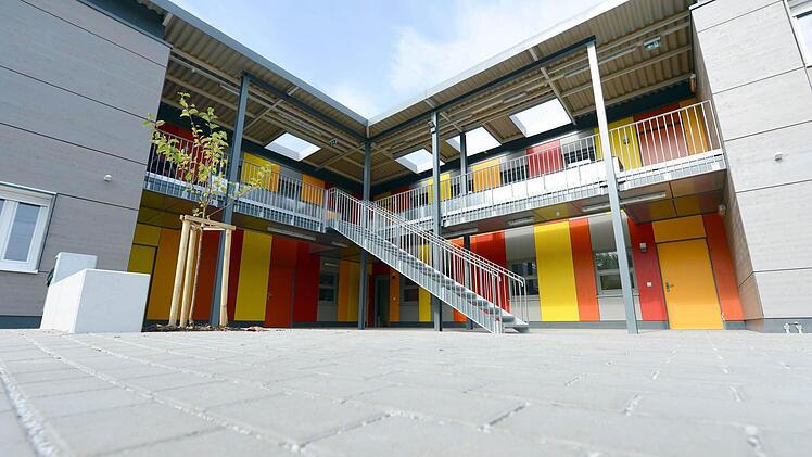 Asylbewerberunterkunft in Modulbauweise in Kriftel (Main-Taunus-Kreis, Hessen). Es wurde im August eröffnet. Hier leben 40 Menschen. Auch in Bayern gibt es laut Sozialministerium schon Asylbewerberunterkünfte in solchen Containern.  Foto: Arne Dedert/dpa