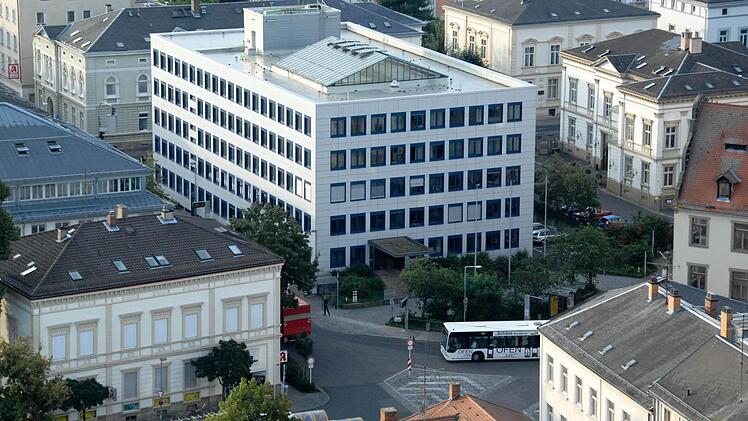 Zentrale Lage und bald im Besitz der Stadt: das frühere Kreiswehrersatzamt an der Promenade.  Foto: Ronald RInklef
