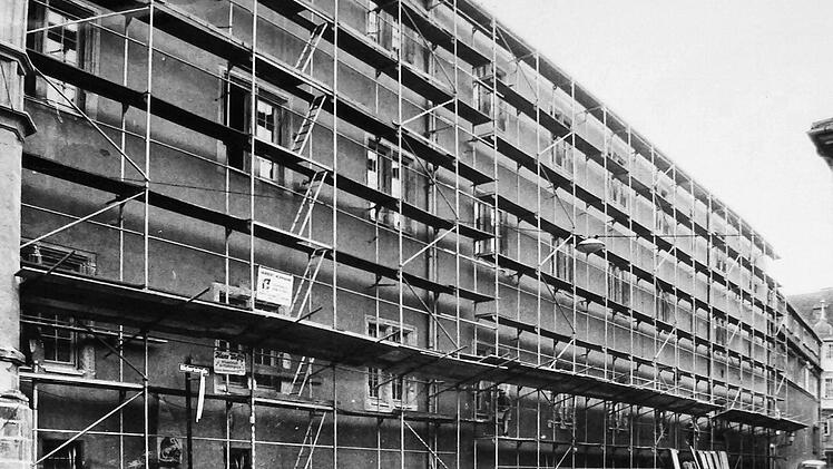 Die Coburger Ehrenburg wurde 1973 zur Rückertstraße hin eingerüstet. Das war notwendig, um das Dach über dem Riesensaal reparieren zu können.