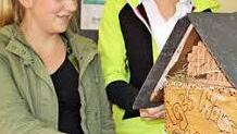 Mia Stolpe zeigt ihr Igelhaus der LBV-Igelbeauftragten Martina Gehret.  Foto: kms
