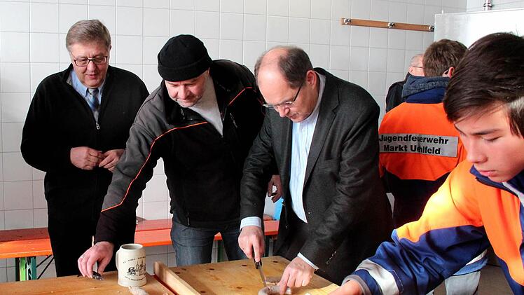 Bei der Schlachtschüssel gilt auch für Ehrengäste Selbstbedienung: Landrat Helmut Weiß, Bürgermeister Werner Stöcker, Bundesminister Christian Schmidt Fotos: Johanna Blum