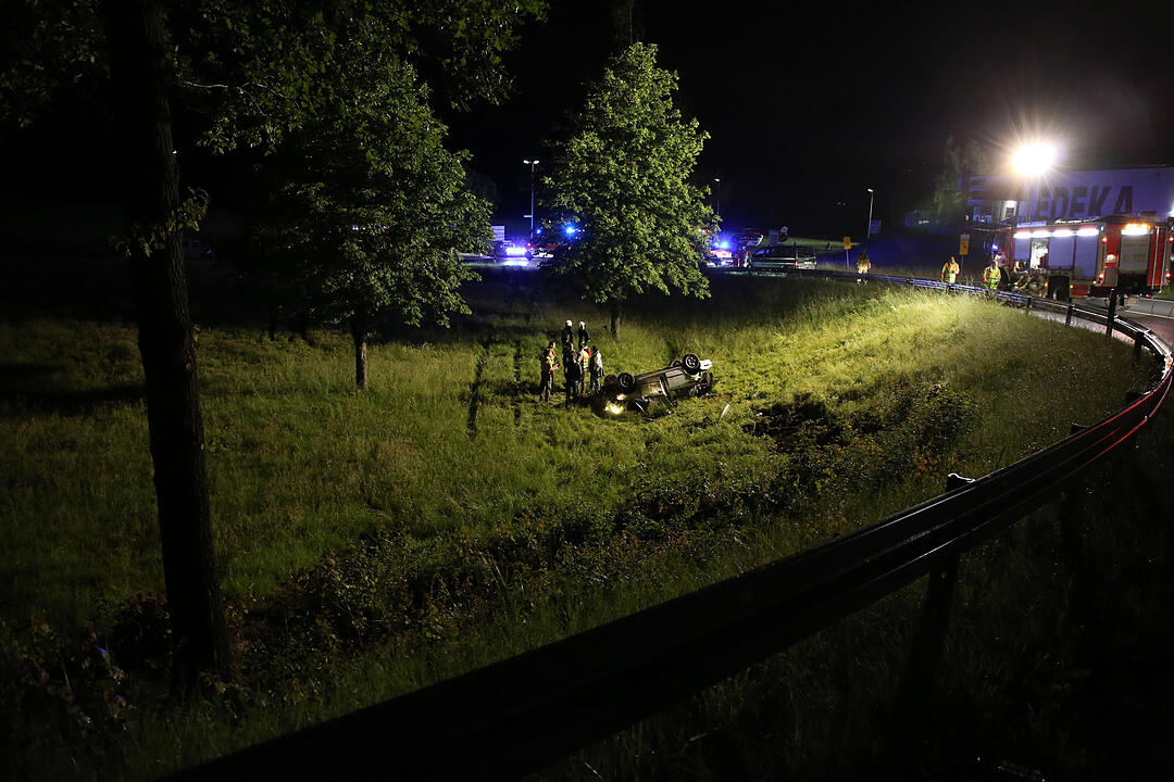 Auto kommt bei Hof von B15 ab