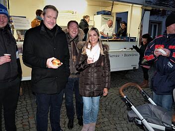 Sternekoch Alexander Herrmann (Dritter von links)  war diesmal selbst Kerwa-Besucher. Fotos: Werner Reißaus
