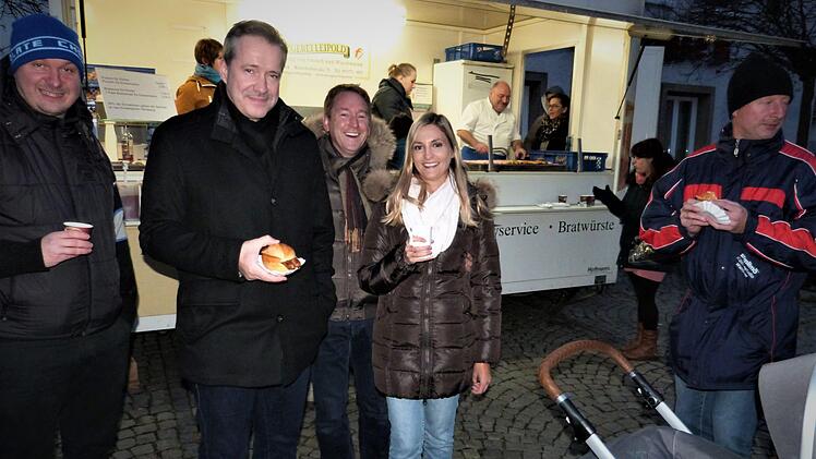 Sternekoch Alexander Herrmann (Dritter von links)  war diesmal selbst Kerwa-Besucher. Fotos: Werner Reißaus