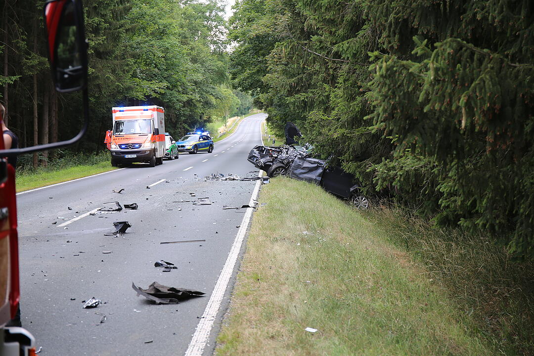 Frontalcrash in Oberfranken: Fahrer bei Unfall eingeklemmt und schwer verletzt