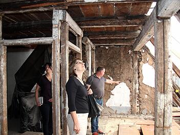 Die zweite Bürgermeisterin Renate Schroff, Mitte, ließ sich von Silke Stadter und Friedrich Hable über den Fortgang der Arbeiten informieren.Richard Sänger