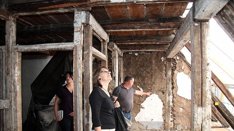 Die zweite Bürgermeisterin Renate Schroff, Mitte, ließ sich von Silke Stadter und Friedrich Hable über den Fortgang der Arbeiten informieren.Richard Sänger