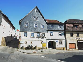 Für die Nutzung des Anwesens "Marktplatz 6" wurde eine Machbarkeitsstudie in Auftrag gegeben. Denkbar wären darin eine Gastronomie und drei Appartements. Dabei soll der historische Charakter bewahrt bleiben. Markt Küps