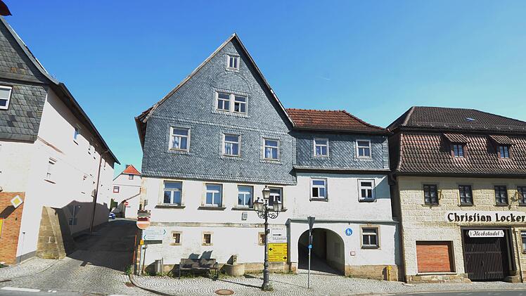 Für die Nutzung des Anwesens "Marktplatz 6" wurde eine Machbarkeitsstudie in Auftrag gegeben. Denkbar wären darin eine Gastronomie und drei Appartements. Dabei soll der historische Charakter bewahrt bleiben. Markt Küps