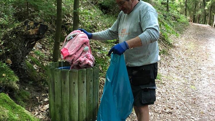 Beim Leeren der Abfallbehälter kommt Dieter Köhler einiges in die Hände, was auf dem Berg wirklich nichts zu suchen hat, wie hier Kinderkleidung.