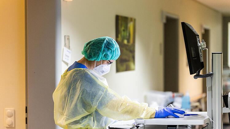 Die hohen Patientenzahlen und der coronabedingte Personalmangel haben inzwischen schon dazu geführt, dass Kliniken für einzelne Abteilungen einen Aufnahmestopp verhängt haben