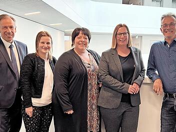 Landrat Alexander Tritthart gratuliert Christina Söllmann, Stefanie Kaya, Julia Schröder und Uwe Herberger (von links) zum 25. Dienstjubiläum.