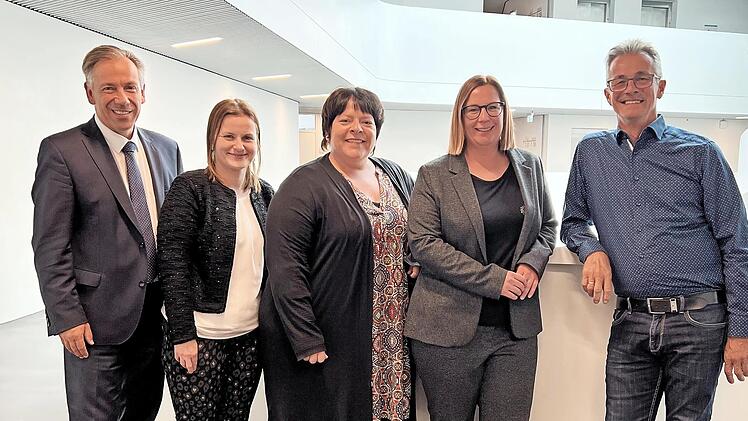 Landrat Alexander Tritthart gratuliert Christina S&ouml;llmann, Stefanie Kaya, Julia Schr&ouml;der und Uwe Herberger (von links) zum 25. Dienstjubil&auml;um.